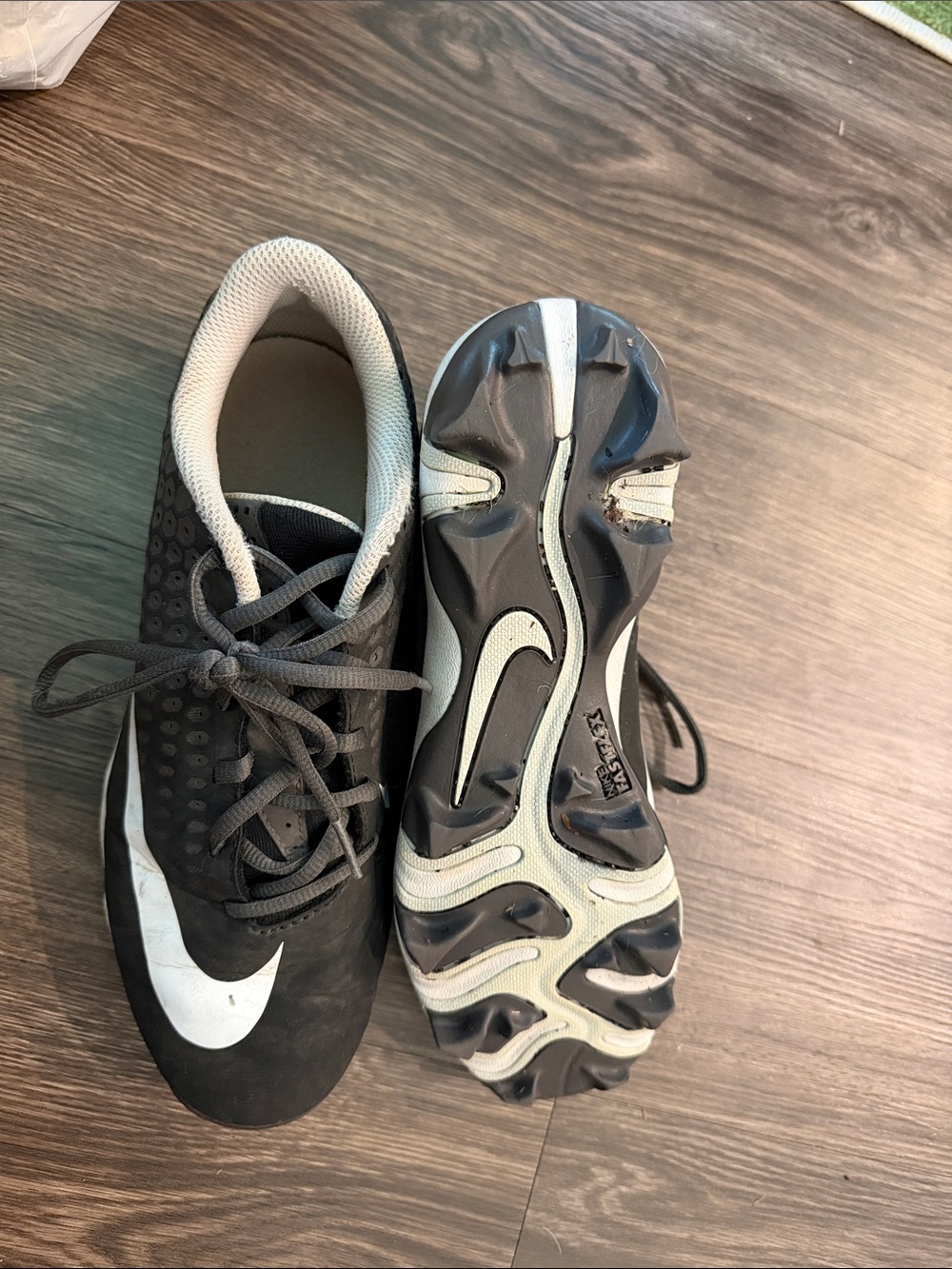 Nike Men's Black and White Athletic Cleats